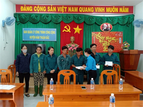 Liên đoàn Lao động huyện Hàm Thuận Bắc Tặng quà Tháng Công nhân
